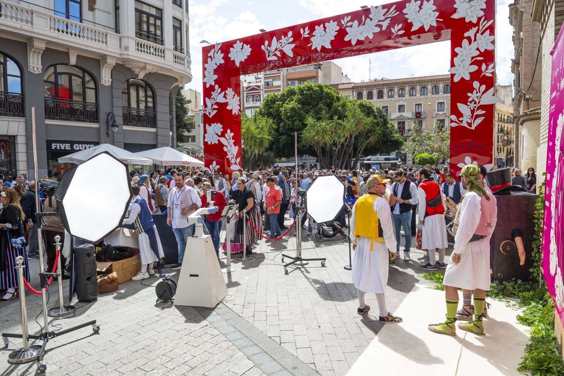 El &#039;Glambot&#039; de LA VERDAD y Photoflash Events en el Bando de la Huerta, en imágenes