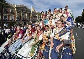 Carroza de la Reina Infantil, durante el desfile del Bando de la Huerta.