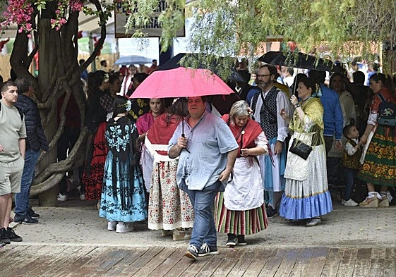 Los paraguas salieron a pasear cuando la lluvia hizo acto de presencia.