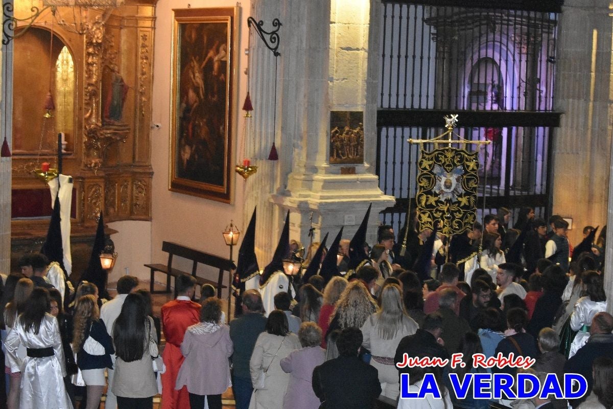 «La Soledad» acompaña hasta su capilla al «Cristo Yacente» en Caravaca de la Cruz