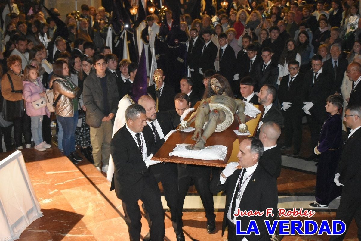 «La Soledad» acompaña hasta su capilla al «Cristo Yacente» en Caravaca de la Cruz