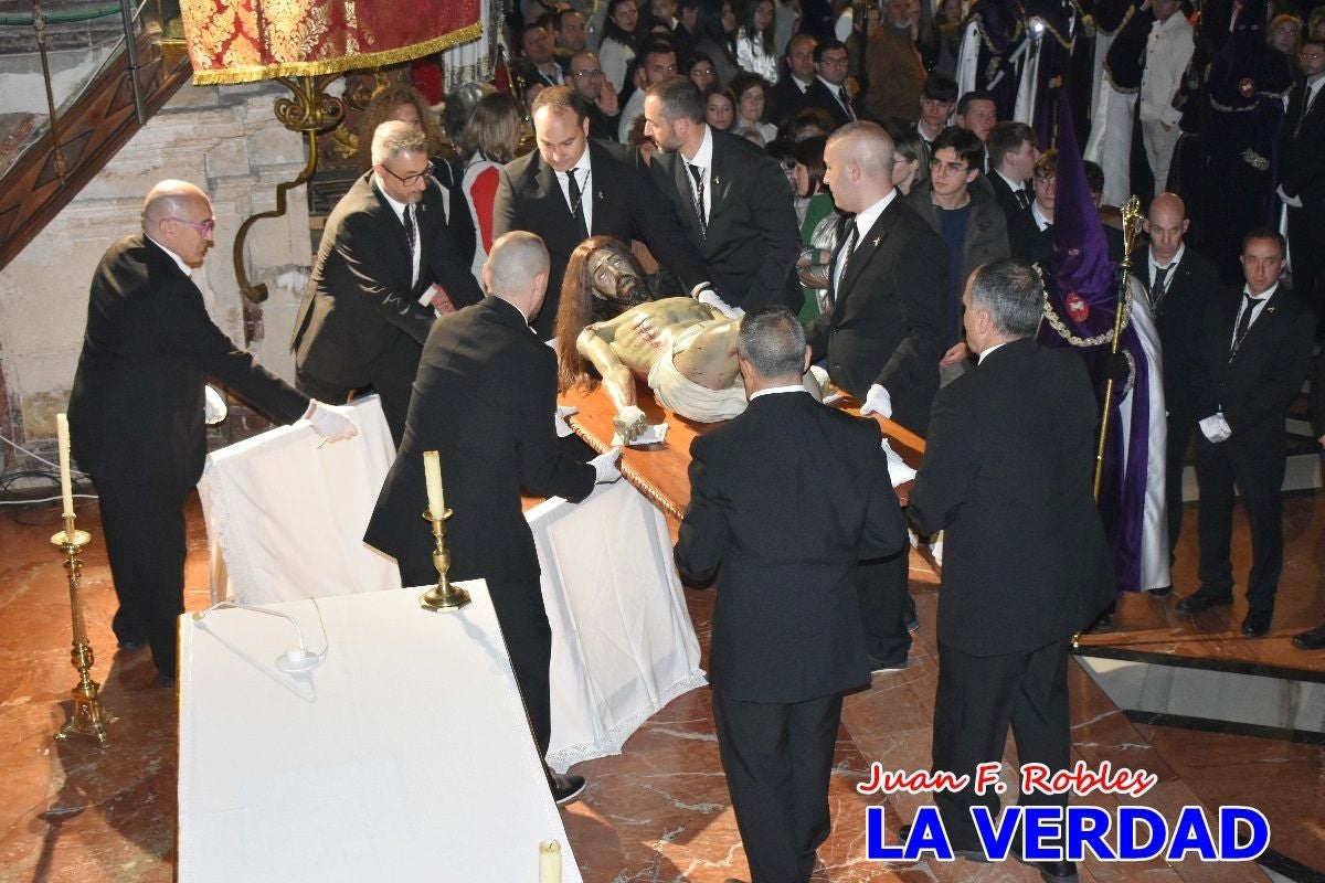 «La Soledad» acompaña hasta su capilla al «Cristo Yacente» en Caravaca de la Cruz