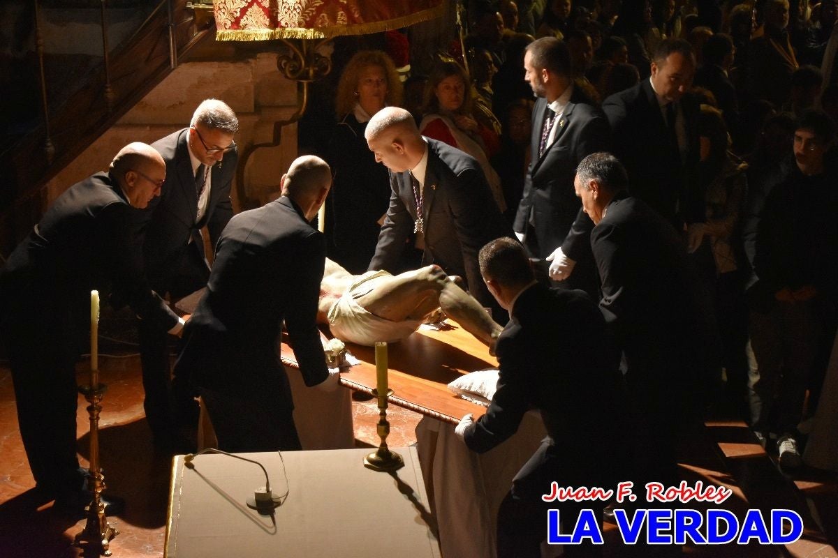 «La Soledad» acompaña hasta su capilla al «Cristo Yacente» en Caravaca de la Cruz