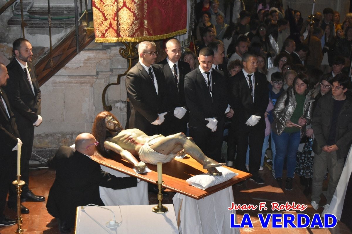 «La Soledad» acompaña hasta su capilla al «Cristo Yacente» en Caravaca de la Cruz