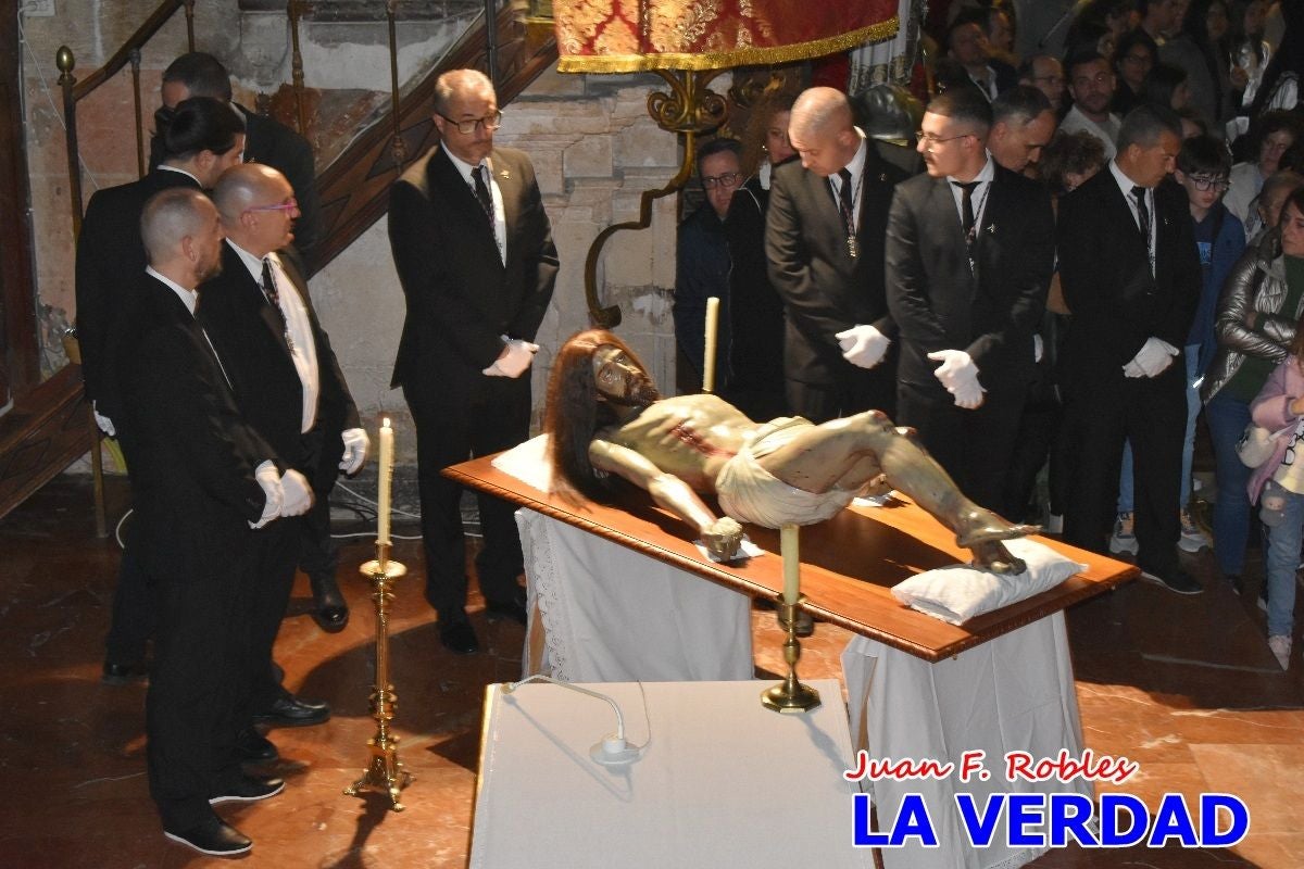 «La Soledad» acompaña hasta su capilla al «Cristo Yacente» en Caravaca de la Cruz