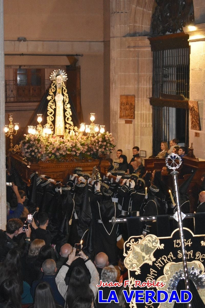 «La Soledad» acompaña hasta su capilla al «Cristo Yacente» en Caravaca de la Cruz