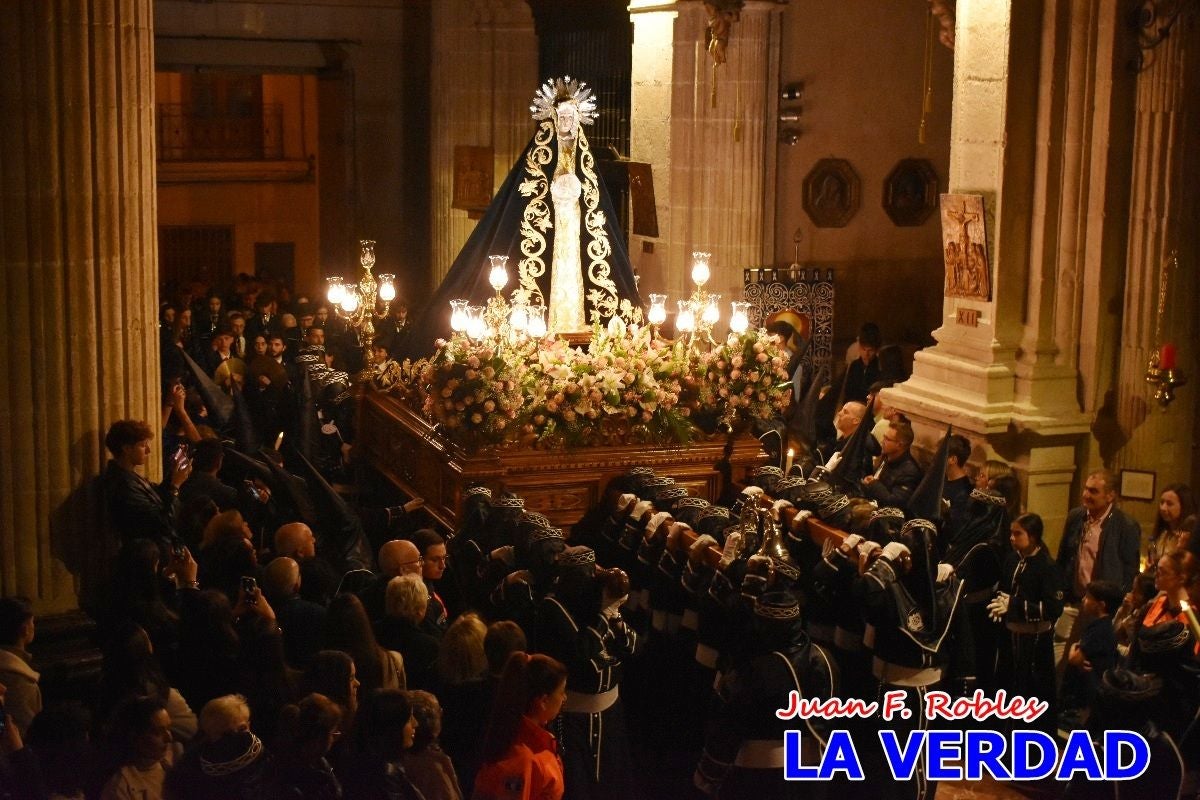 «La Soledad» acompaña hasta su capilla al «Cristo Yacente» en Caravaca de la Cruz