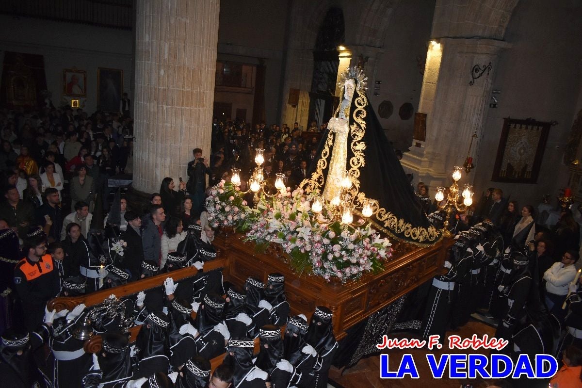 «La Soledad» acompaña hasta su capilla al «Cristo Yacente» en Caravaca de la Cruz