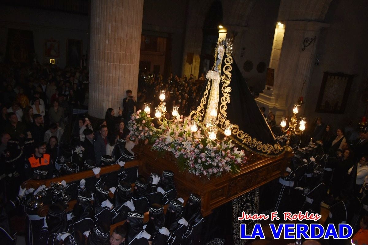 «La Soledad» acompaña hasta su capilla al «Cristo Yacente» en Caravaca de la Cruz