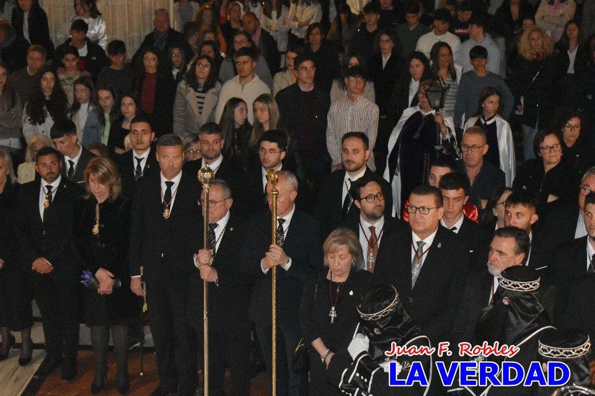 «La Soledad» acompaña hasta su capilla al «Cristo Yacente» en Caravaca de la Cruz