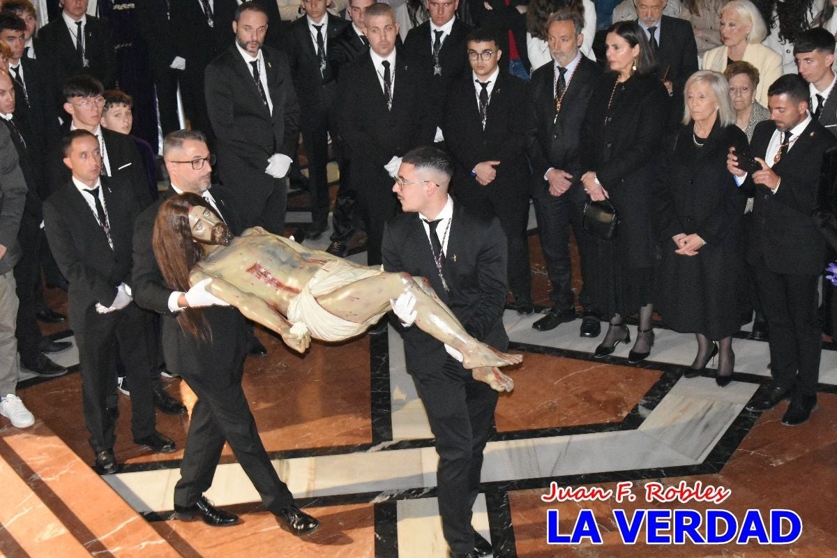 «La Soledad» acompaña hasta su capilla al «Cristo Yacente» en Caravaca de la Cruz