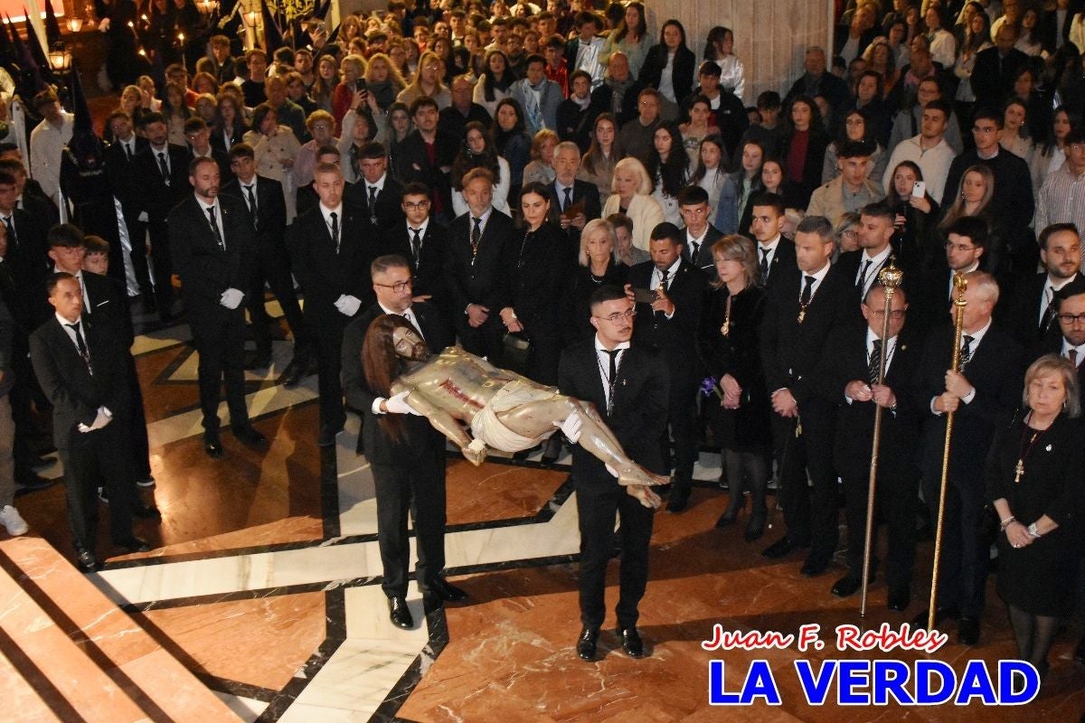 «La Soledad» acompaña hasta su capilla al «Cristo Yacente» en Caravaca de la Cruz