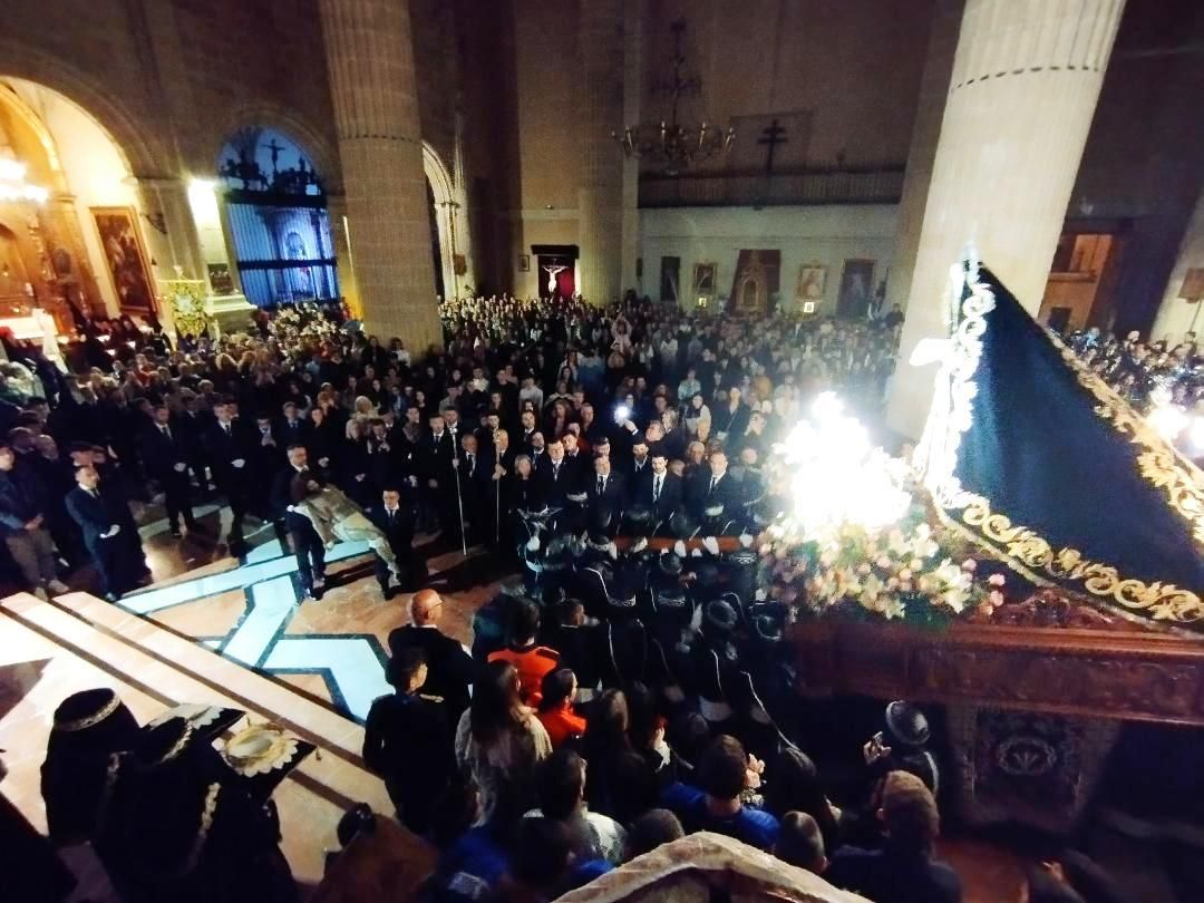 «La Soledad» acompaña hasta su capilla al «Cristo Yacente» en Caravaca de la Cruz