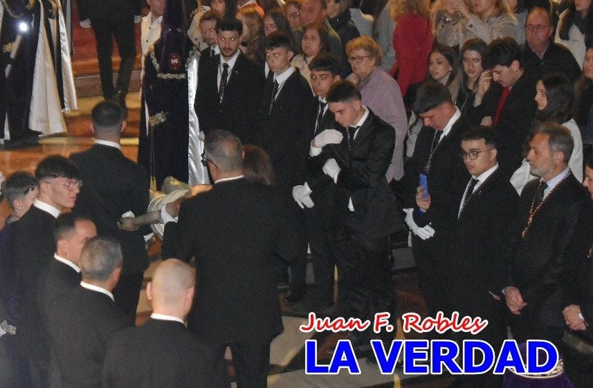 «La Soledad» acompaña hasta su capilla al «Cristo Yacente» en Caravaca de la Cruz
