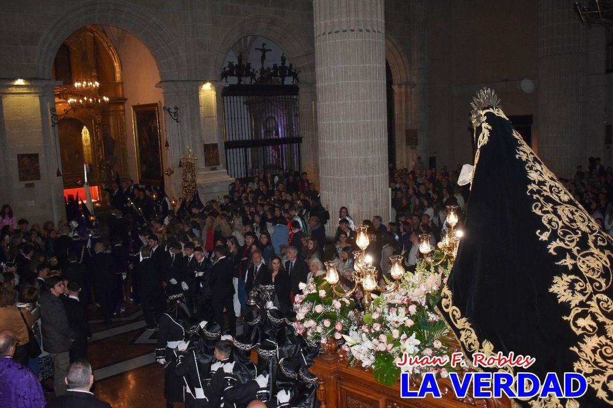 «La Soledad» acompaña hasta su capilla al «Cristo Yacente» en Caravaca de la Cruz