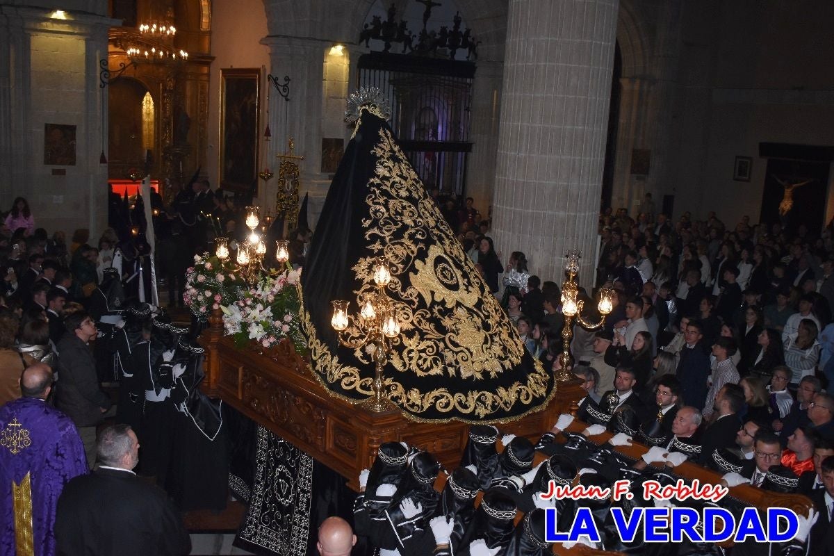 «La Soledad» acompaña hasta su capilla al «Cristo Yacente» en Caravaca de la Cruz