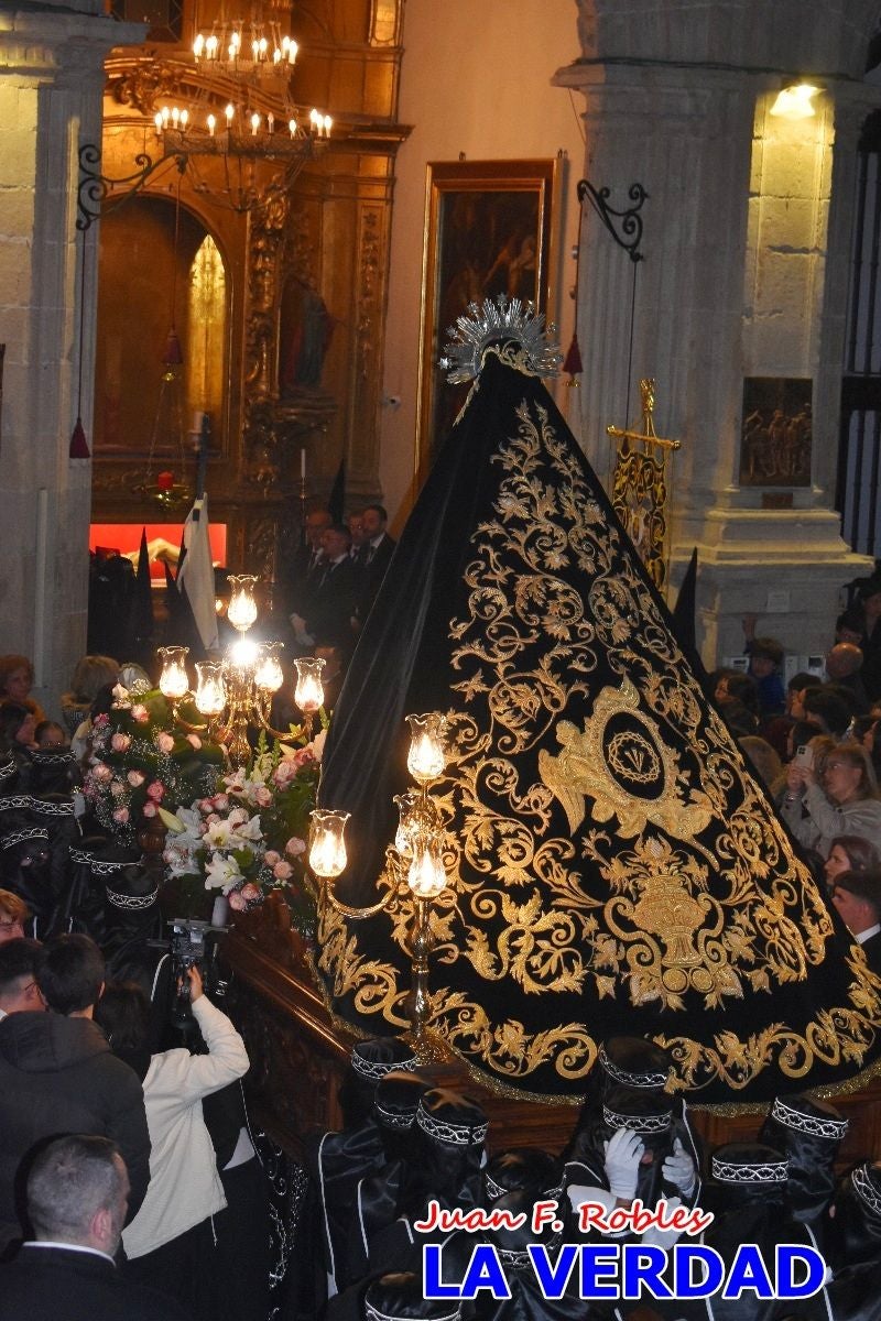 «La Soledad» acompaña hasta su capilla al «Cristo Yacente» en Caravaca de la Cruz