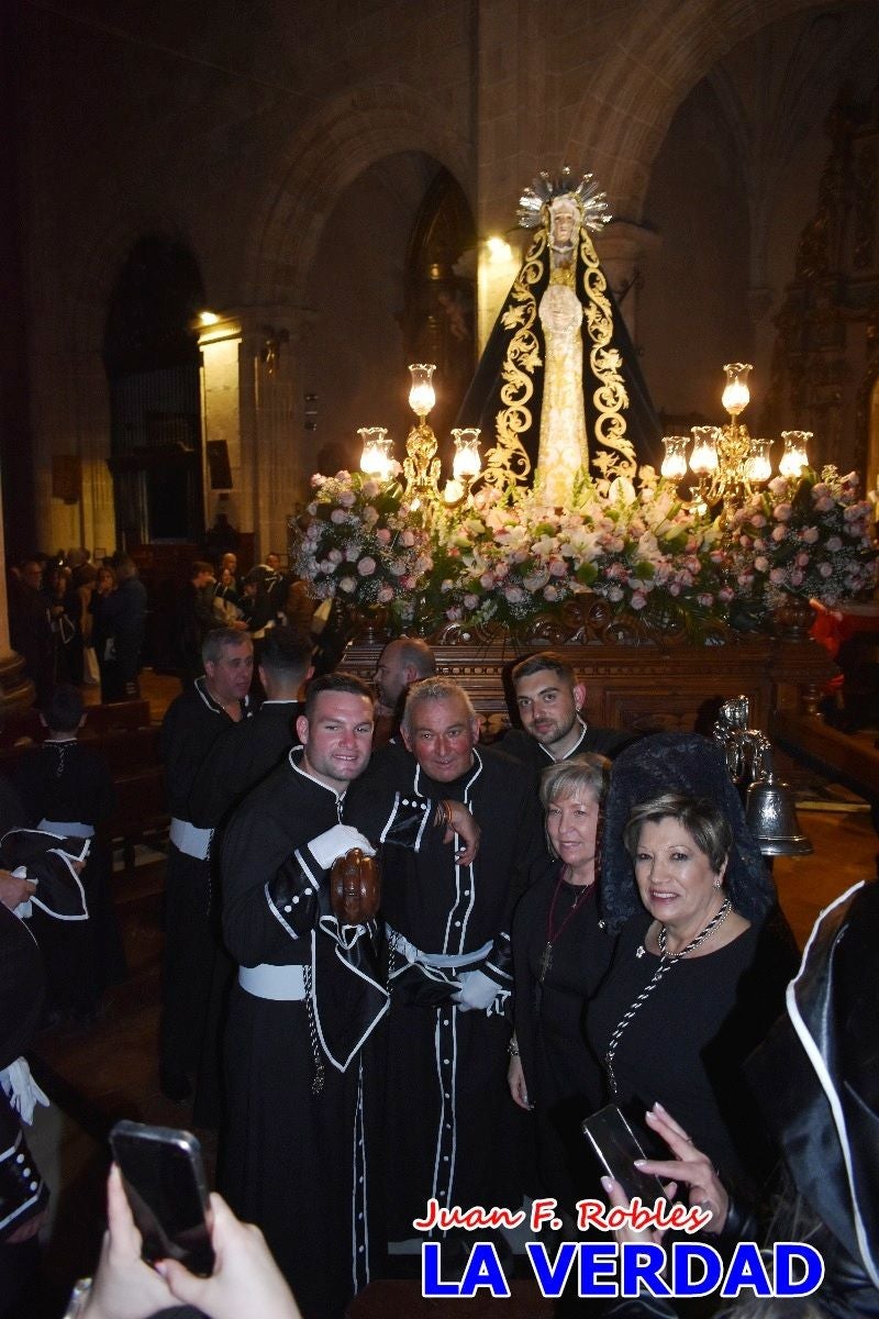 «La Soledad» acompaña hasta su capilla al «Cristo Yacente» en Caravaca de la Cruz