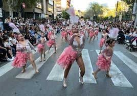 Una de las comparsas realiza una coreografía durante el desfile.