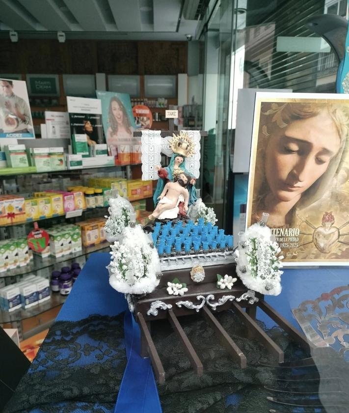 Imagen secundaria 2 - 1. 'Penitentes', en Srta Walls Atelier. 2. 'Con ella, cien años de Piedad', en Farmacia Sánchez Carrascosa. 