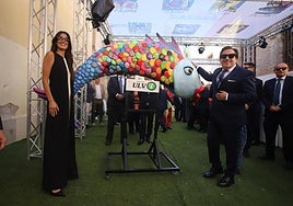 Doña Sardina, Lidia Torrent, y el Gran Pez, Tomás Vicente, posan junto a la nueva escultura sardinera.