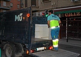 Uno de los camiones que realizan la recogida de los enseres voluminosos en el municipio.