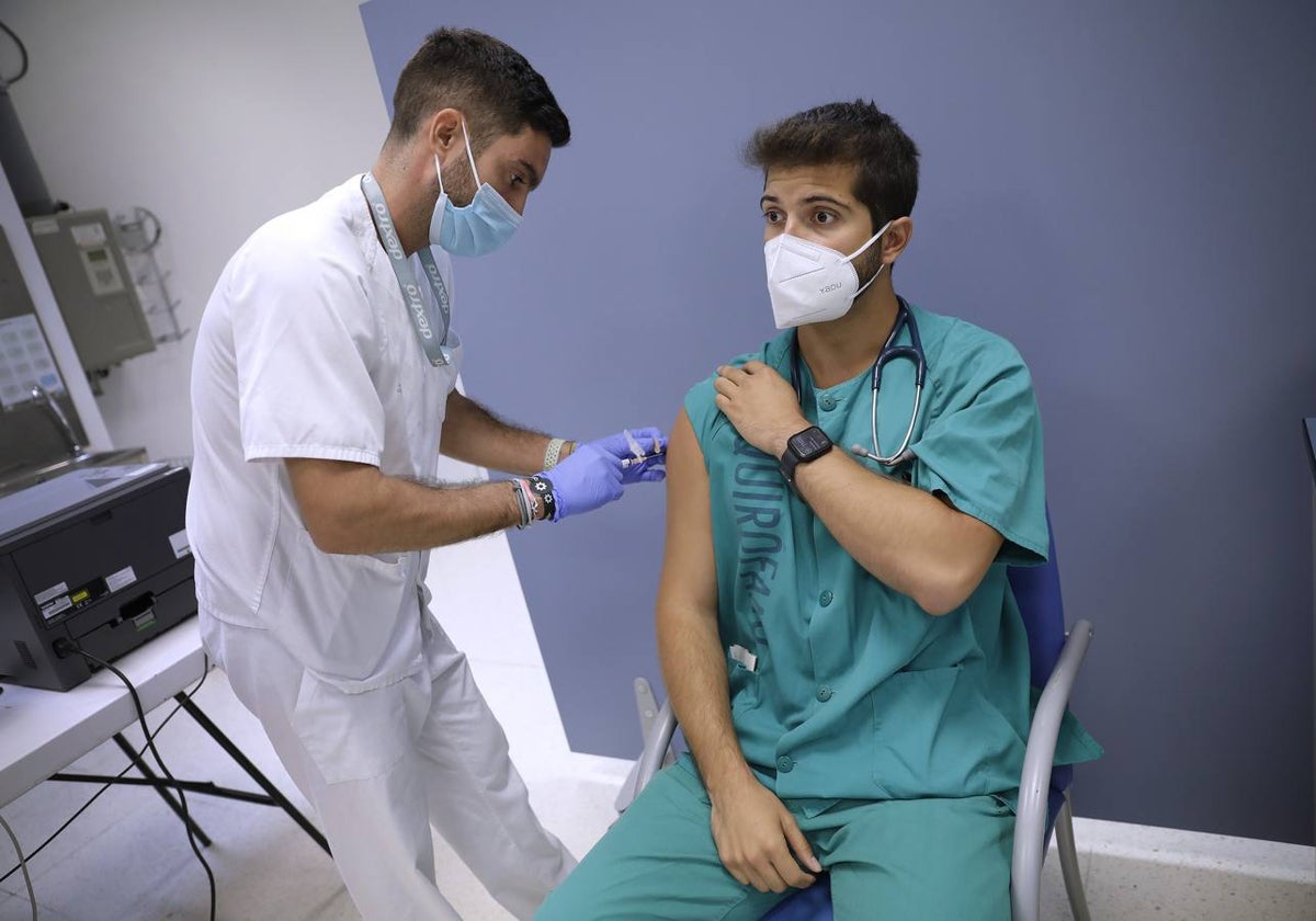 Solo uno de cada tres sanitarios se vacunó de la gripe esta temporada en la Región de Murcia