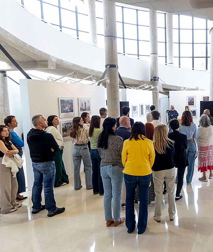 Imagen secundaria 2 - Tres instantes de la visita de la alcaldesa Arroyo a la exposición en el Luzzy.