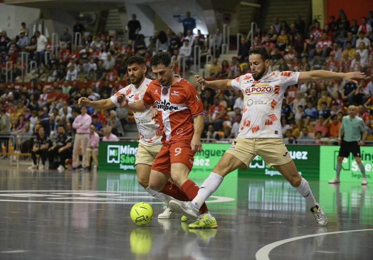 Pablo Ramírez intenta salir de la presión de Esteban y Marlon, este viernes en el derbi liguero disputado en Cartagena.