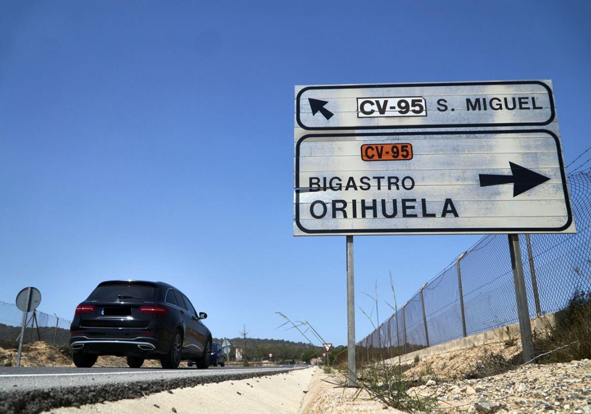 Un vehículo circula por la carretera CV-95, en una fotografía de archivo.