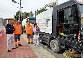 La concejal de Servicios Públicos, Mónica Sánchez, y el responsable de la empresa 'Tu Entorno', Víctor Martínez, junto a dos operarios.