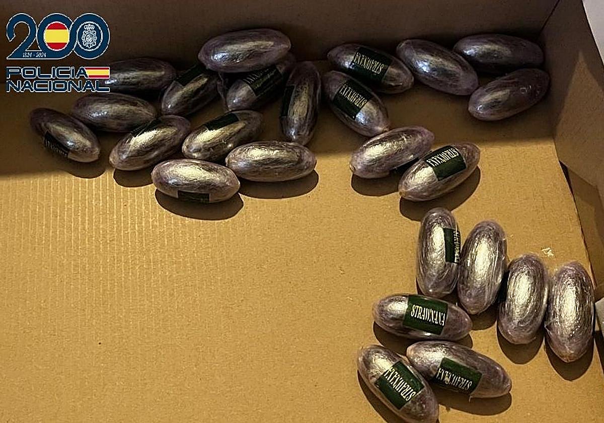Bellotas de hachís halladas en el inmueble del detenido.