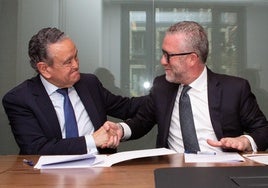 Firma del acuerdo entre Andersen y 1MillionBot por parte de Andrés Pedreño y José Vicente Morote.