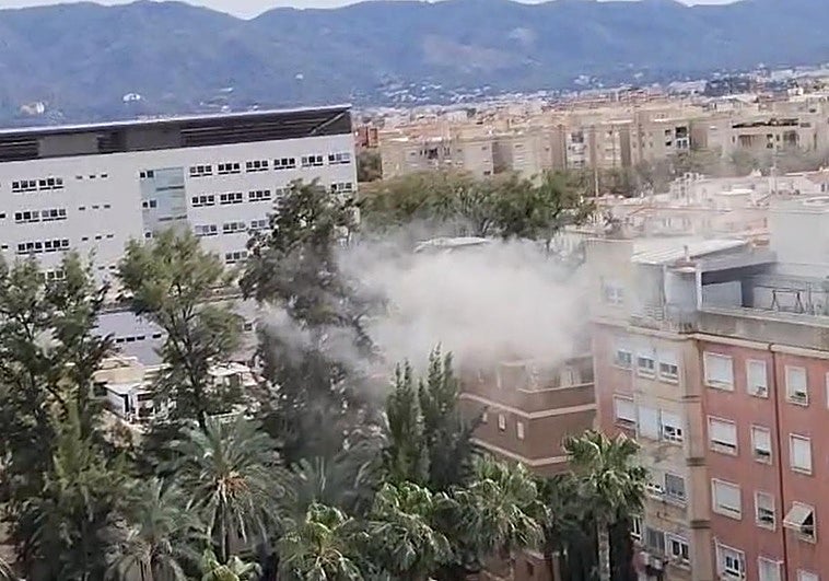 Imagen de la columna de humo sobre el edficio incendiado.