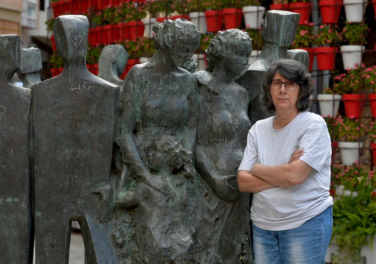Isabelle García Molina, antóloga de 'Poesía en femenino', en la plaza de Santo Domingo de Murcia.