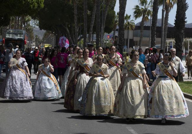 Las falleras recorren las calles de la ciudad.