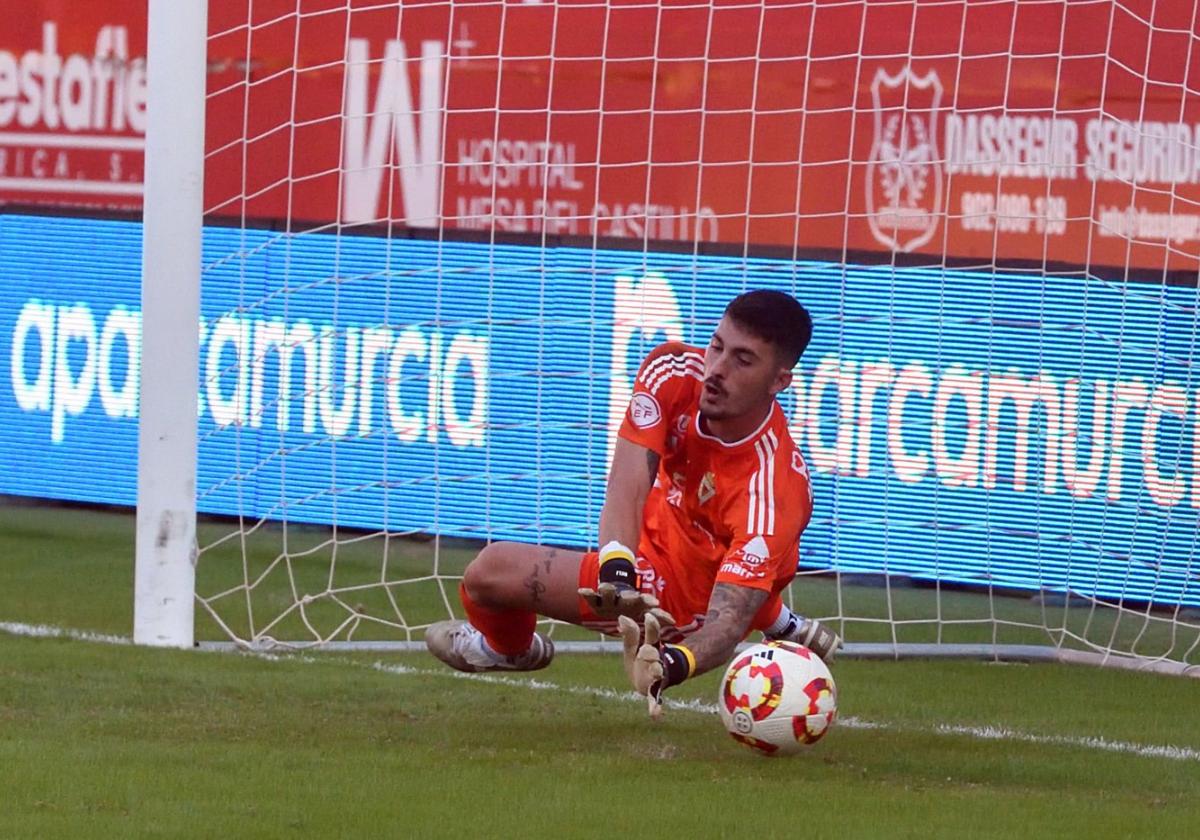 Iker Piedra, del Real Murcia, a punto de parar un penalti anteel Sabadell en Copa Federación.