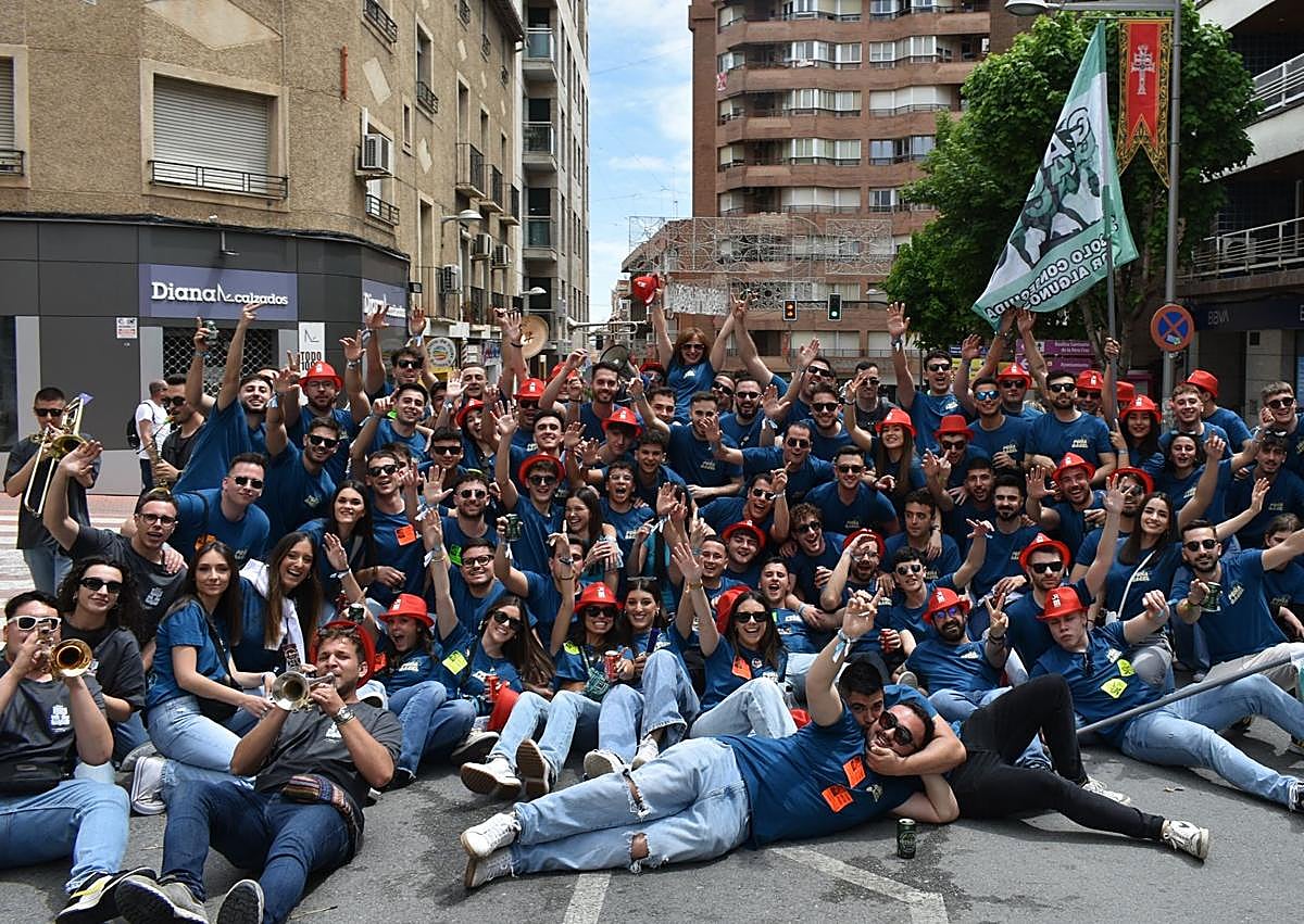 Imagen secundaria 1 - 1. Integrantes de la peña Gacel, en plena fiesta. 2. Las Amazonas saludan al hermano mayor de la Vera Cruz.