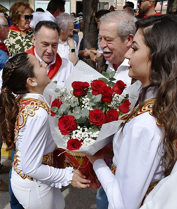 Imagen secundaria 2 - 1. Integrantes de la peña Gacel, en plena fiesta. 2. Las Amazonas saludan al hermano mayor de la Vera Cruz.