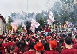 Los miembros de la peña Pura Sangre, con sus camisetas identificativas, en el centro de la ciudad.