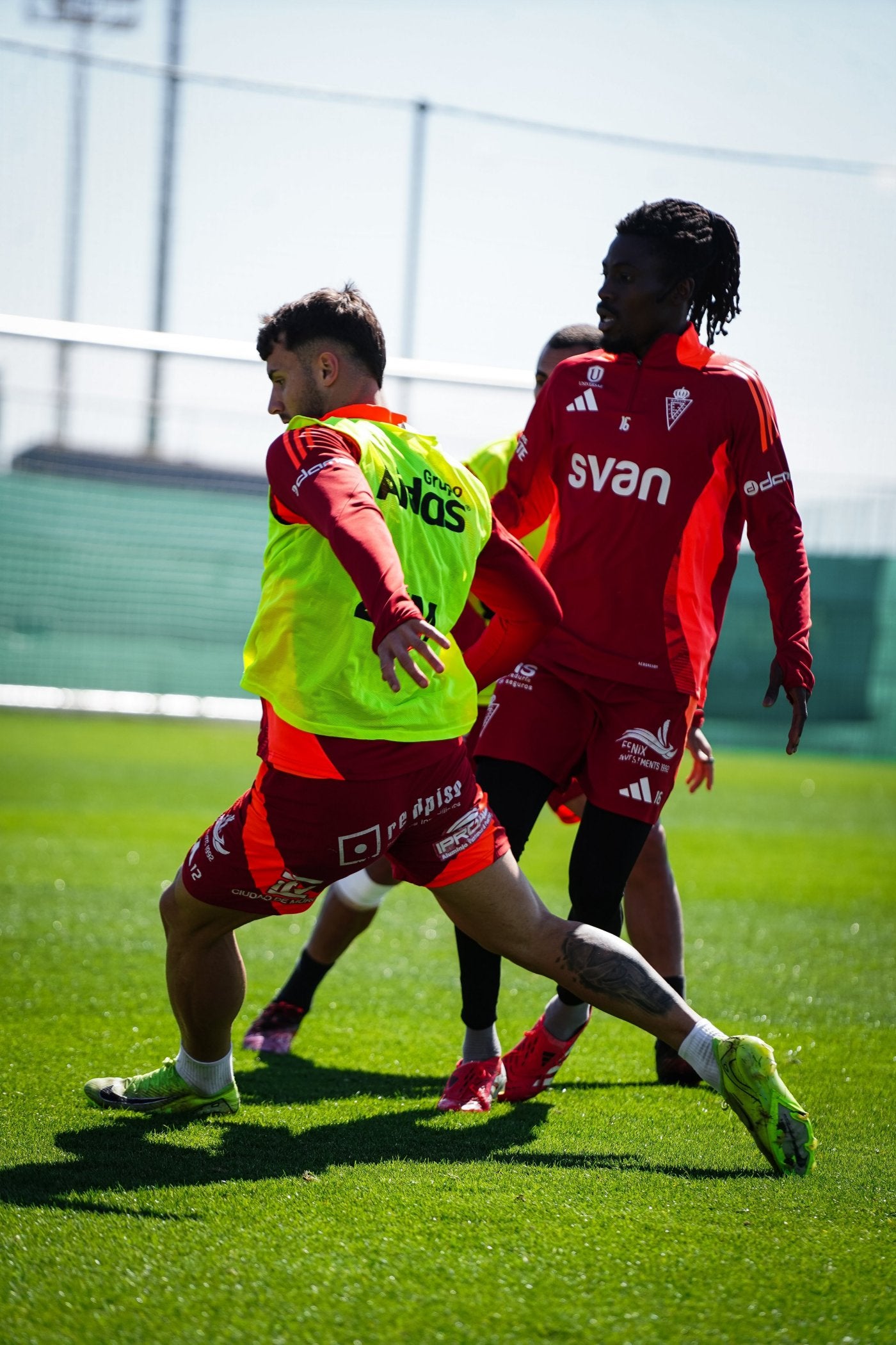 La plantilla del Real Murcia se prepara para empujar hacia la remontada
