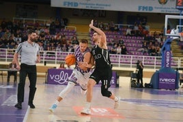 Rogers presiona a Puidet en el encuentro de ayer en el Polideportivo Pisuerga.