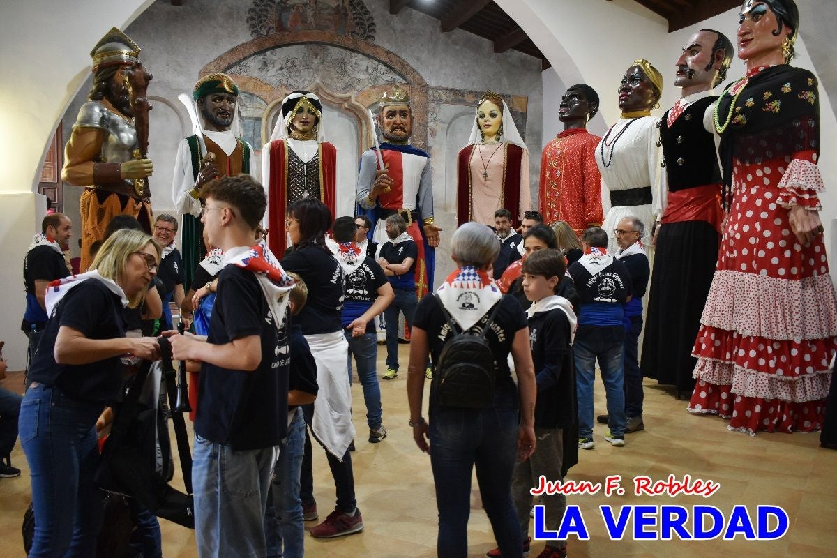Imágenes del primer pasacalles de Gigantes y Cabezudos en Caravaca de la Cruz