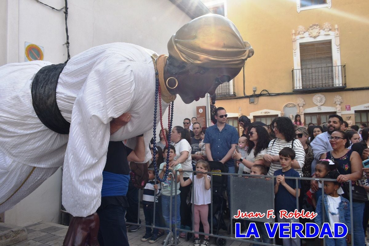 Imágenes del primer pasacalles de Gigantes y Cabezudos en Caravaca de la Cruz