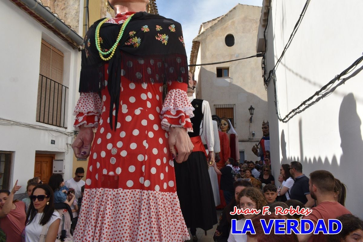 Imágenes del primer pasacalles de Gigantes y Cabezudos en Caravaca de la Cruz