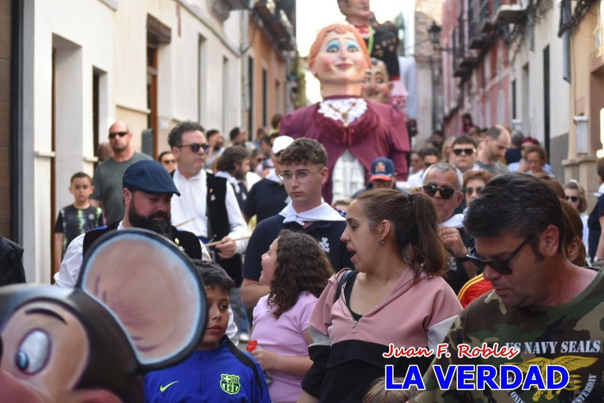 Imágenes del primer pasacalles de Gigantes y Cabezudos en Caravaca de la Cruz