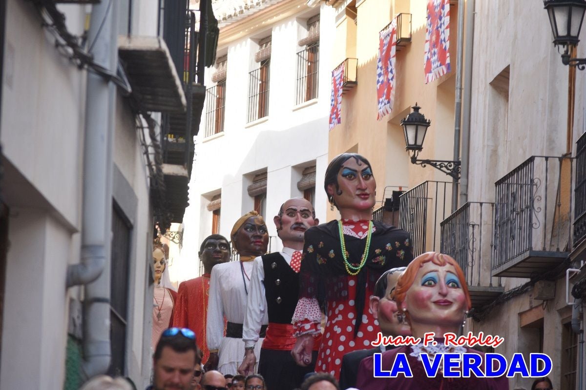 Imágenes del primer pasacalles de Gigantes y Cabezudos en Caravaca de la Cruz