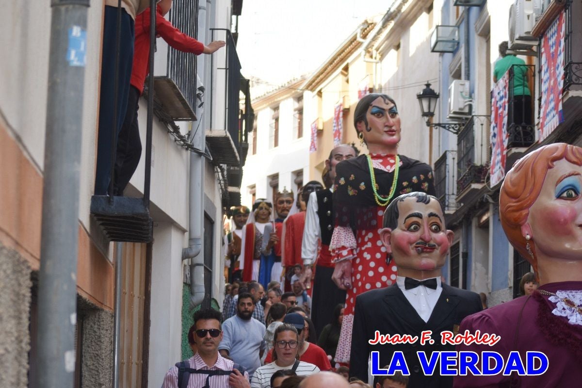 Imágenes del primer pasacalles de Gigantes y Cabezudos en Caravaca de la Cruz