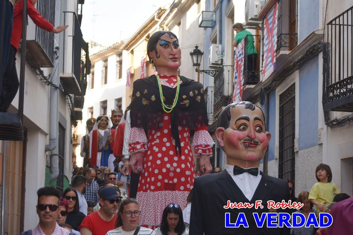 Imágenes del primer pasacalles de Gigantes y Cabezudos en Caravaca de la Cruz