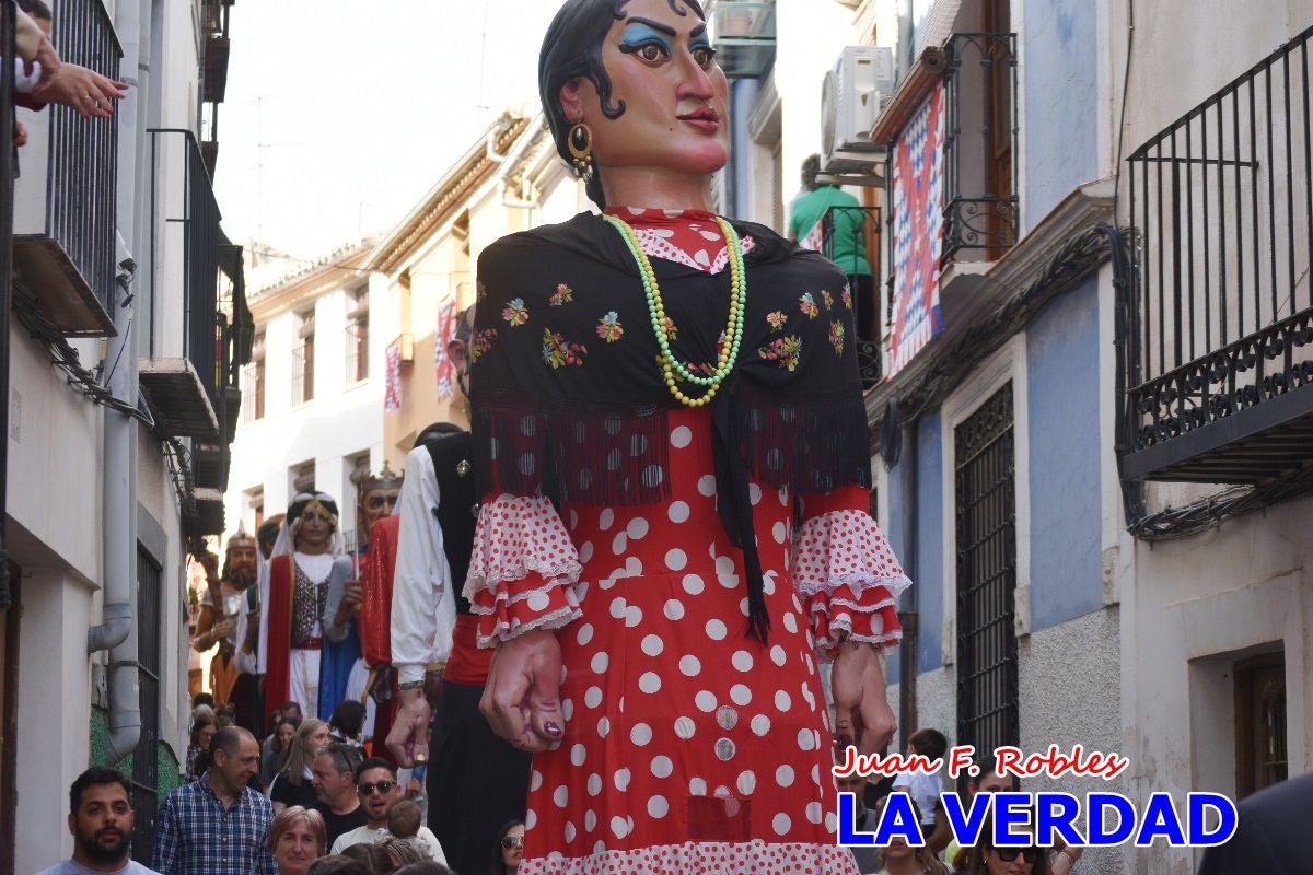 Imágenes del primer pasacalles de Gigantes y Cabezudos en Caravaca de la Cruz
